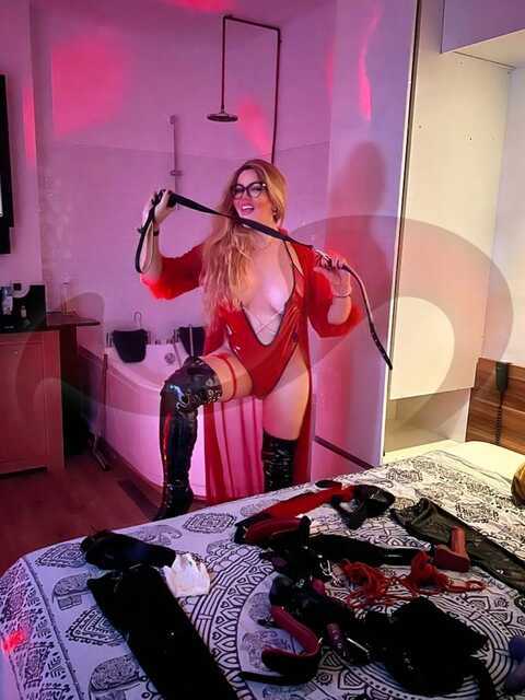  - Transsexuelle | Shemales:  TS Gloria Open Mind  in Oberösterreich  / Pasching , Kremstal Bundesstrae 5 